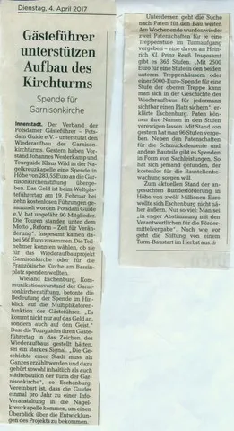 Gästeführer unterstützen Aufbau Kirchturm